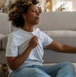 mulher com sintoma de calor, fogachos menopausa