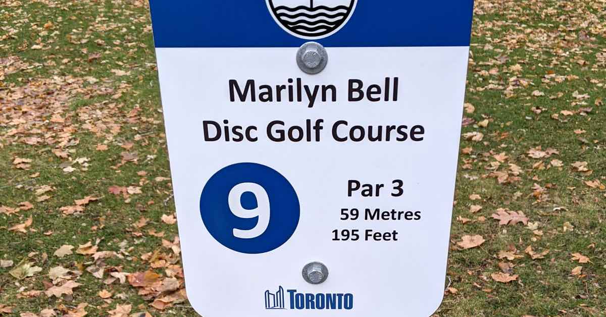 A disc golf tee sign