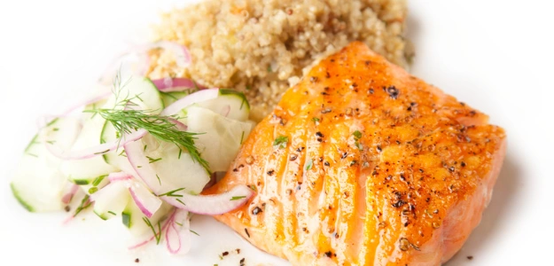 Pescado con Quinua y Ensalada de Pepino con Cebolla.webp