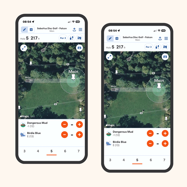 GIF of two phones mirroring disc golf scoring with UDisc