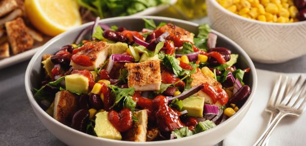 Ensalada de Frijoles con Pollo Crispy.jpg