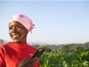 Femme souriante tenant un téléphone portable