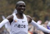 Eliud Kipchoge souriant en courant