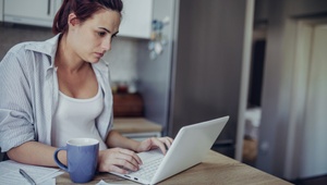 woman on laptop drinking tea
