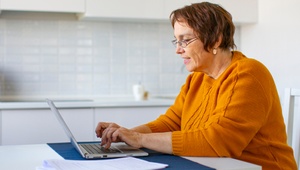 lady on laptop