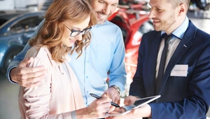 Couple taking out new car finance