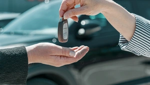lady handing over car keys