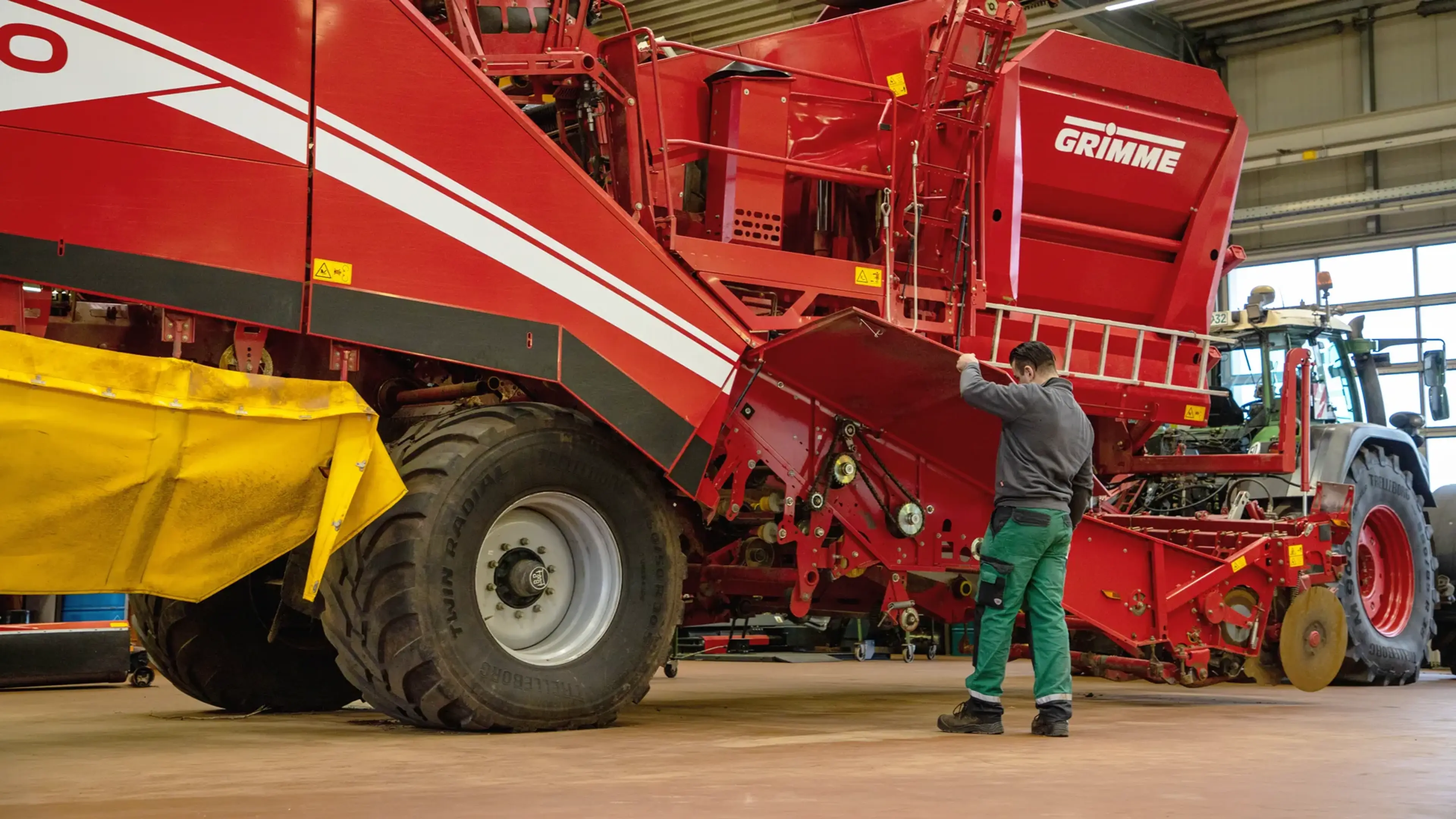 Mecânico de máquinas agrícolas na oficina do GRIMME Premium Check.