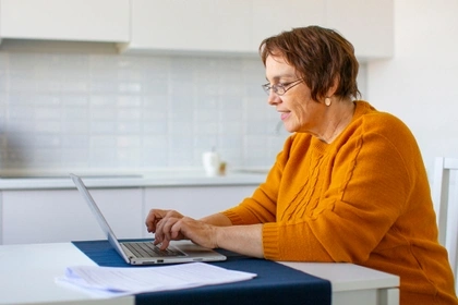 lady on laptop