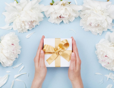 How much should I spend on a wedding gift?