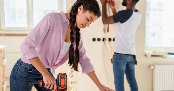 couple doing DIY