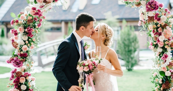 How to save money on a wedding