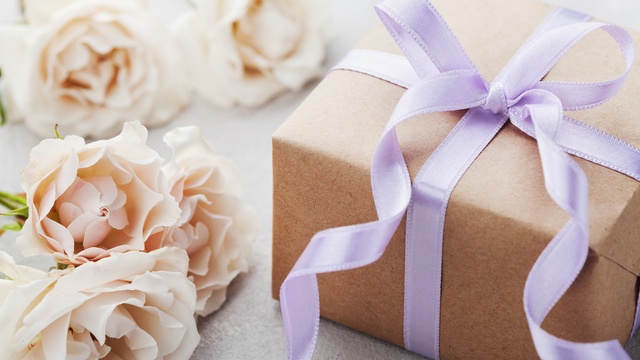 5 low-cost wedding gifts