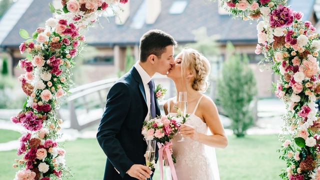 How to save money on a wedding