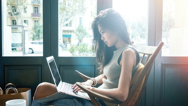 woman on laptop in coffee shop