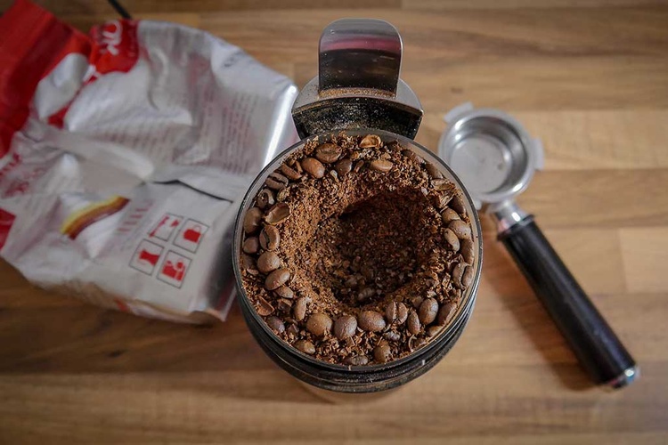 Mistakes to Avoid When Grinding Coffee Beans - Learn Blue Coffee Box