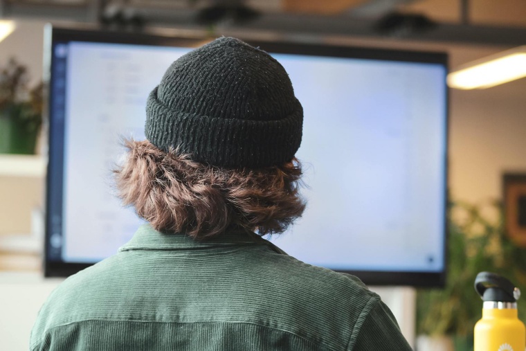 knowledge worker in front of a screen