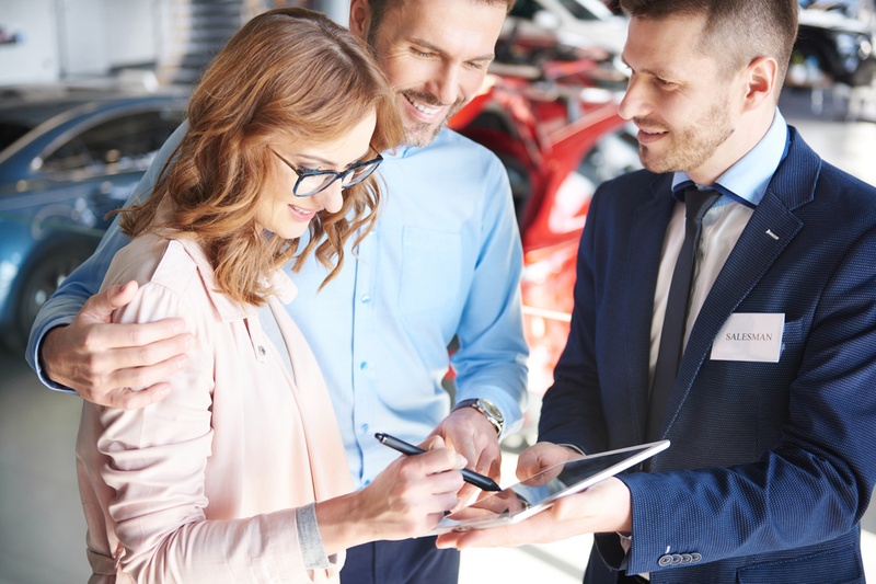 Couple taking out new car finance