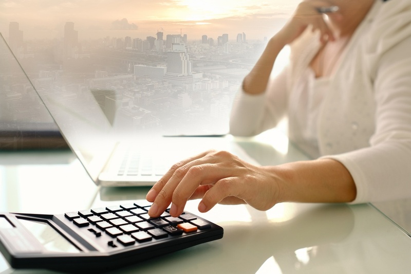 woman using a calculator to work out credit card interest