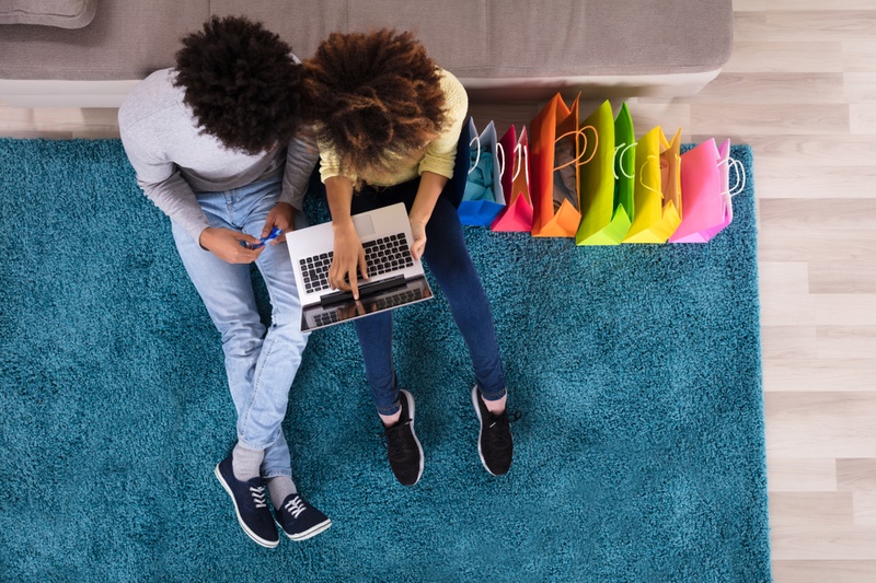 couple shopping online
