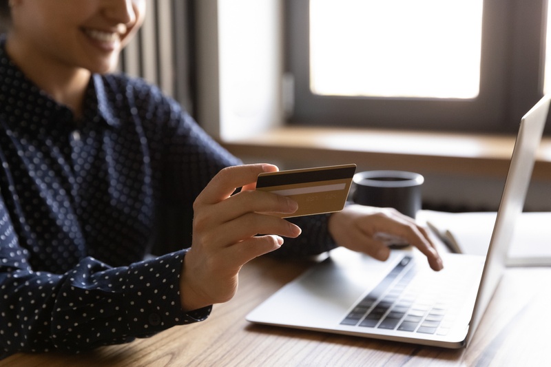woman making balance transfer online