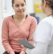 mulher em atendimento para realização de exames preventivos