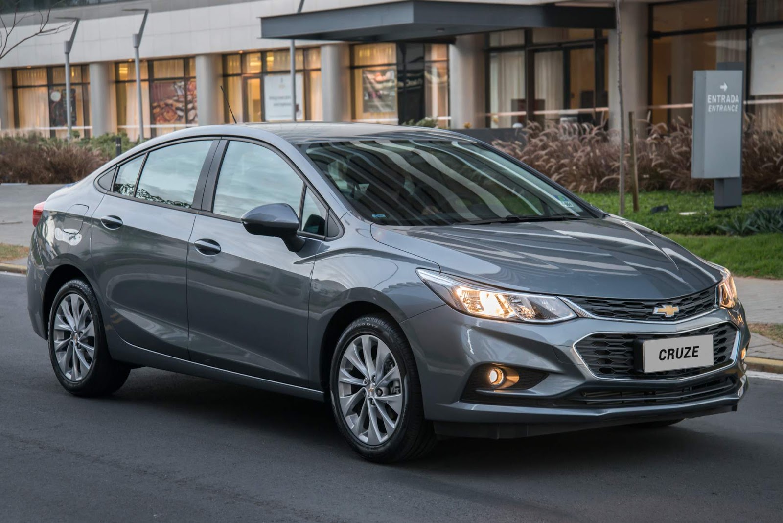 Cruze 2018: sedan de segunda geração tem visual atrativo