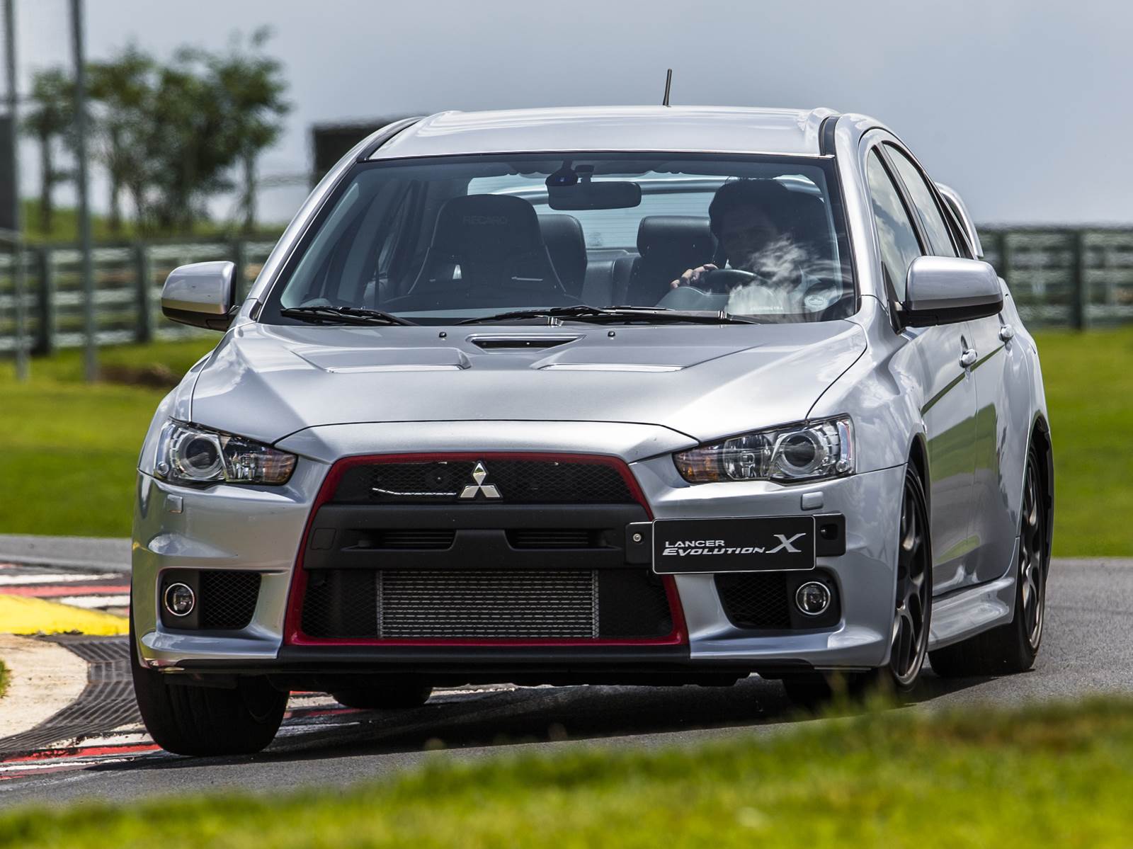 Lancer sedã base do esportivo Lancer Evolution