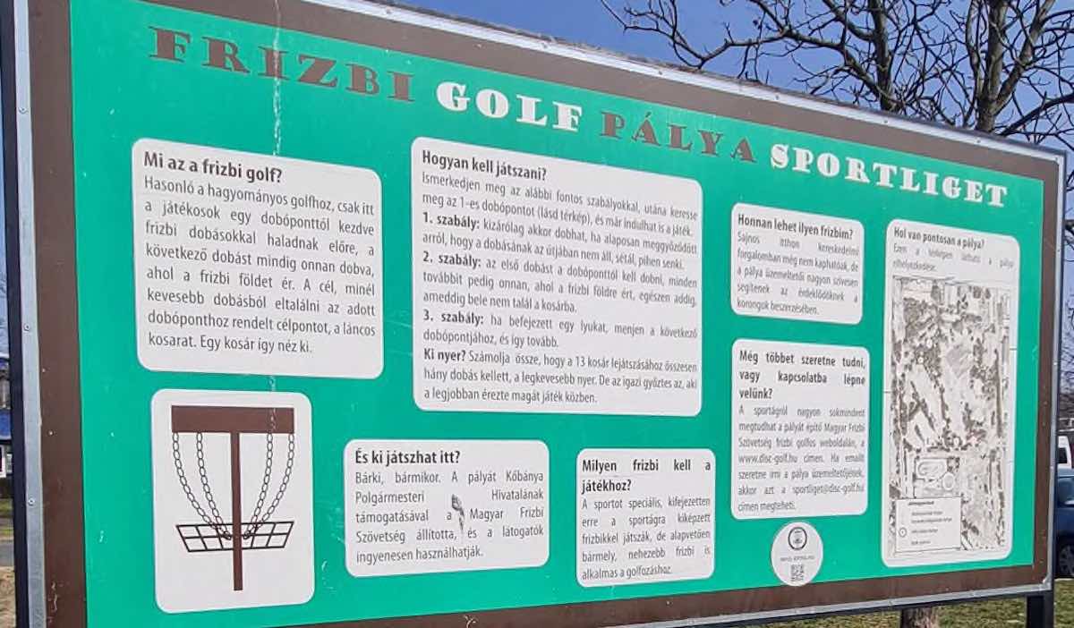 a sign about disc golf in Hungarian