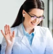mulher acenando em consulta de psiquiatria online, atendimento online