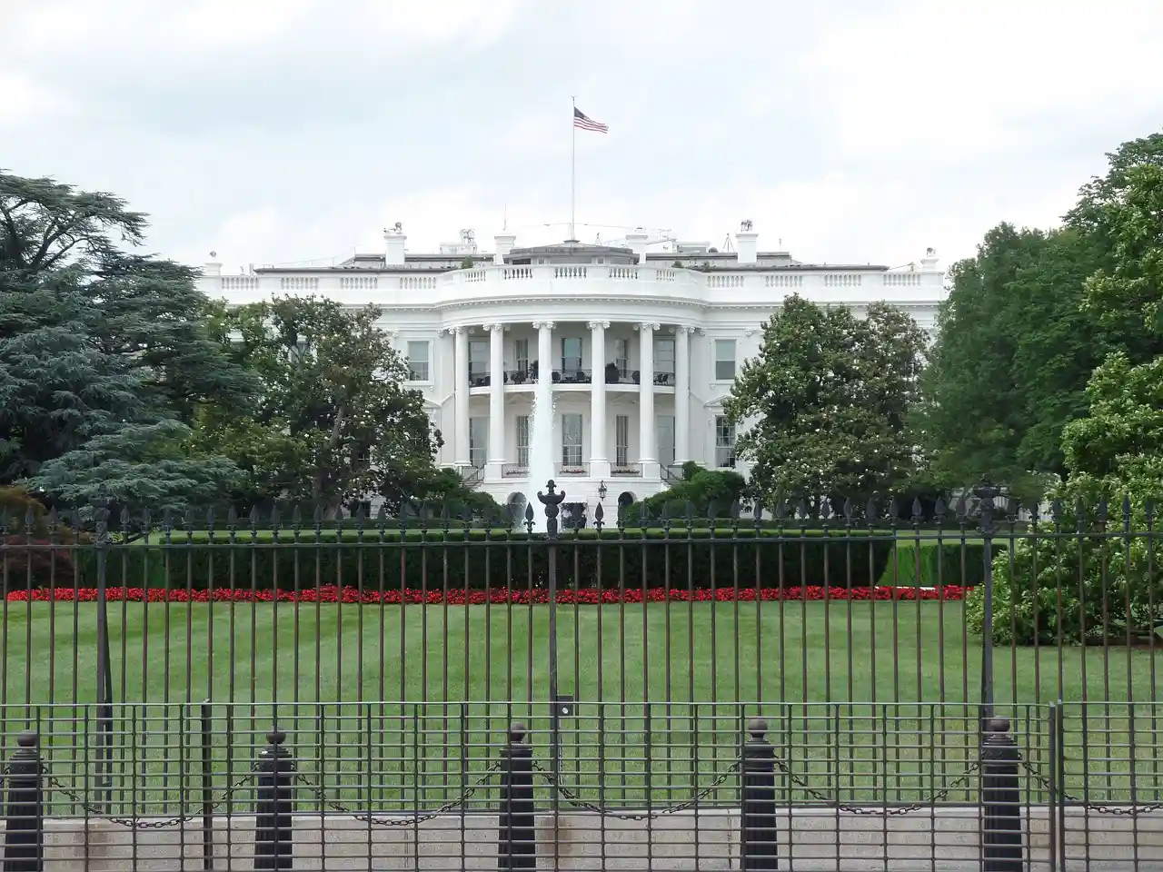 picture of the white house and fences