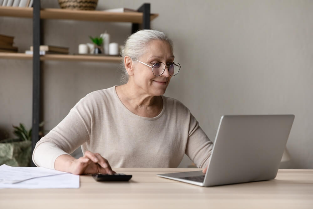 woman learning how to retire early with no money