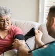 senhora em acompanhamento com um geriatra, especialidade Geriatria