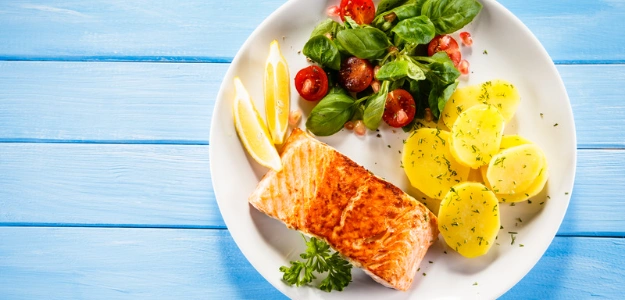 Salmon al Horno con Papas, Tomate y Albahaca.webp