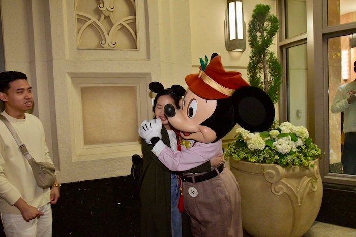 disneyland_mickey_mouse_meet.webp