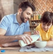 homem e criança tomando leite, intolerância alimentar, acompanhamento com gastroenterologista pediátrico